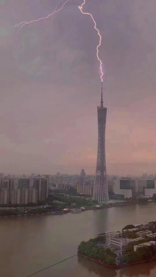 广州塔被雷电“击中”？官方回应：实为主动引雷