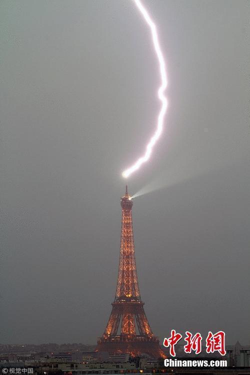 巴黎埃菲尔铁塔遭雷击 闪电不偏不倚劈中塔尖